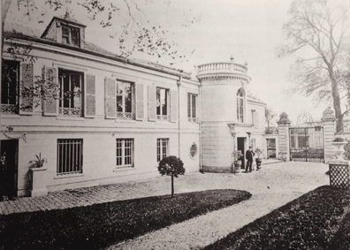 Gabriel Yturri à gauche et Robert de Montesquiou devant la porte du Pavillon